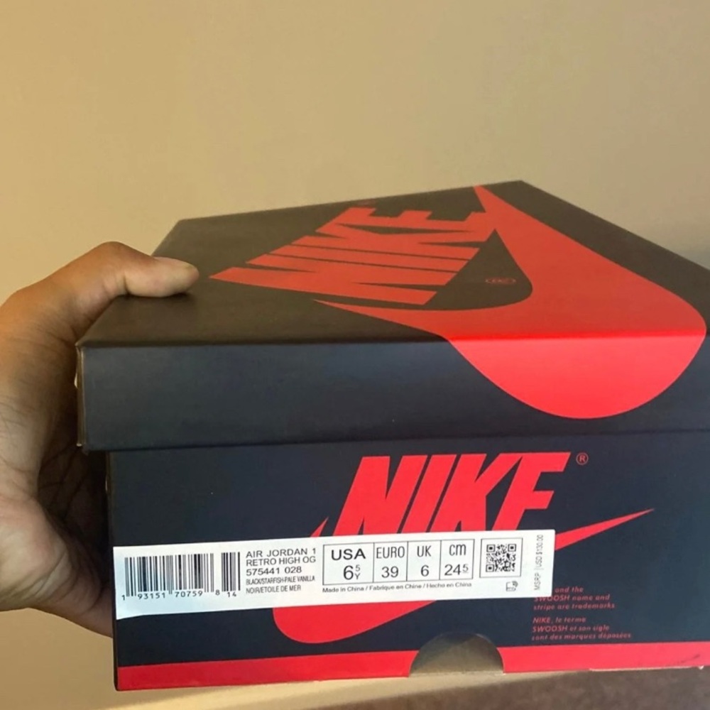 Jordan 1 shattered backboards  NOT real that’s why they’re so cheap but NEW